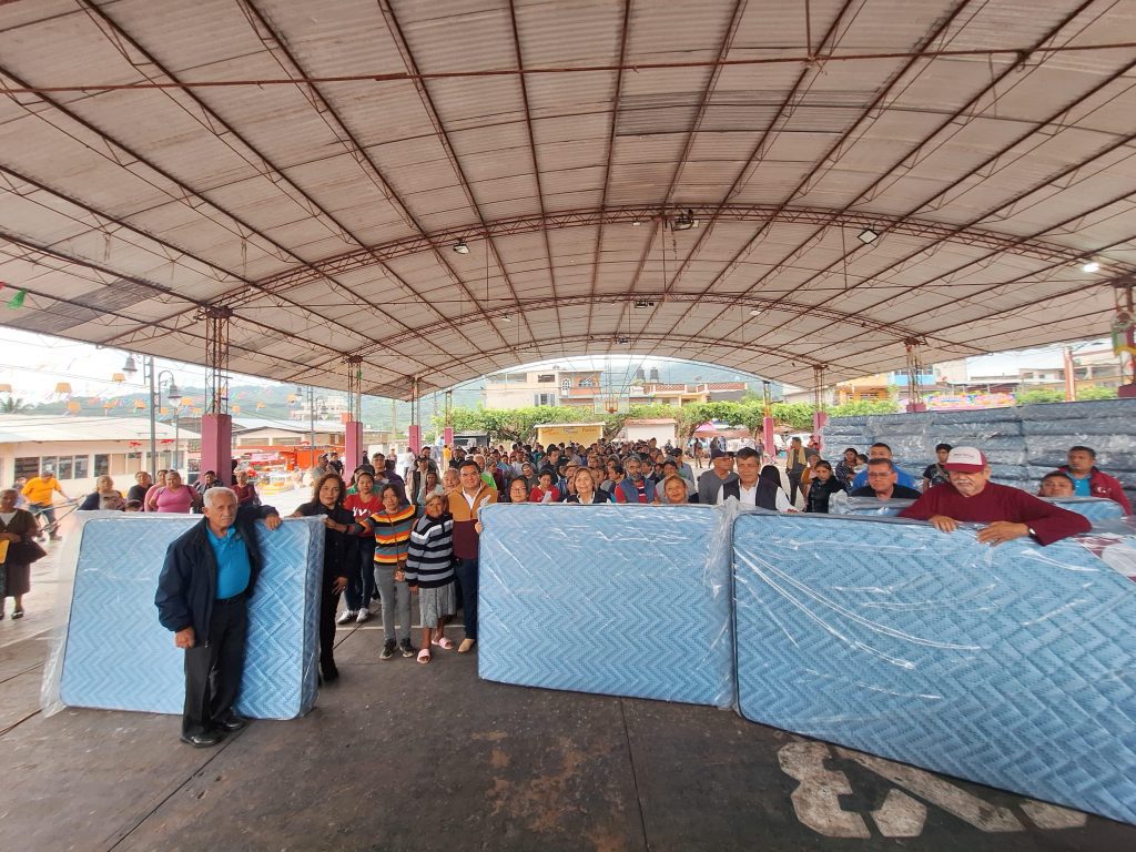 CONTINÚA ENTREGA DE COLCHONES A FAMILIAS DAMNIFICADAS DE LA CEIBA