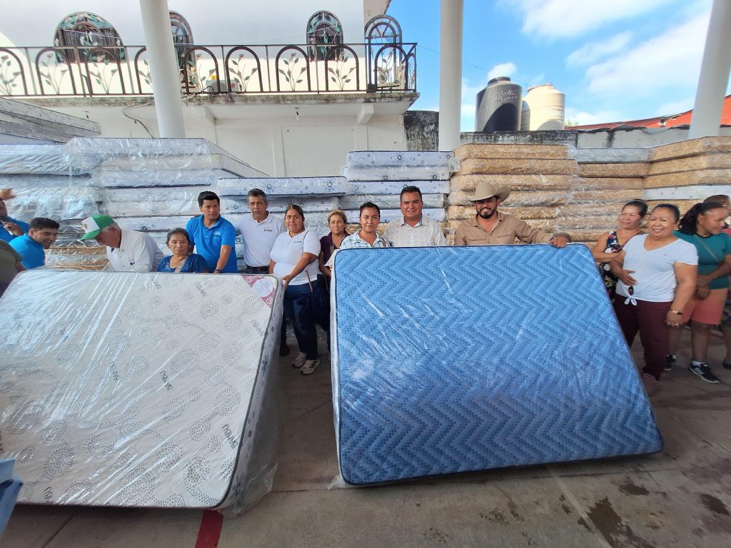 SIGUE LA ENTREGA DE COLCHONES A DAMNIFICADOS EN LA CEIBA