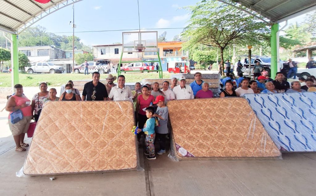 APOYO DE COLCHONES LLEGA A GILBERTO CAMACHO